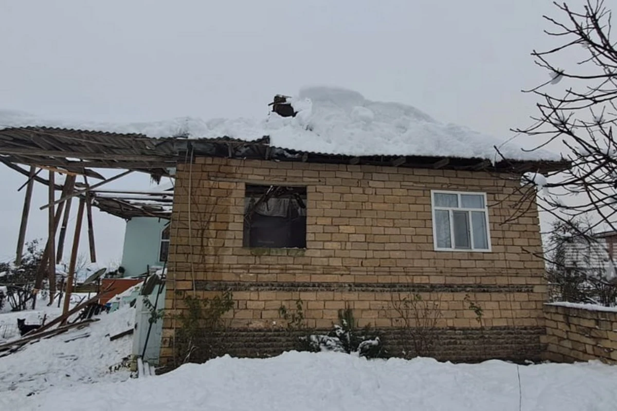 Qar yaşayış evinin damını uçurub