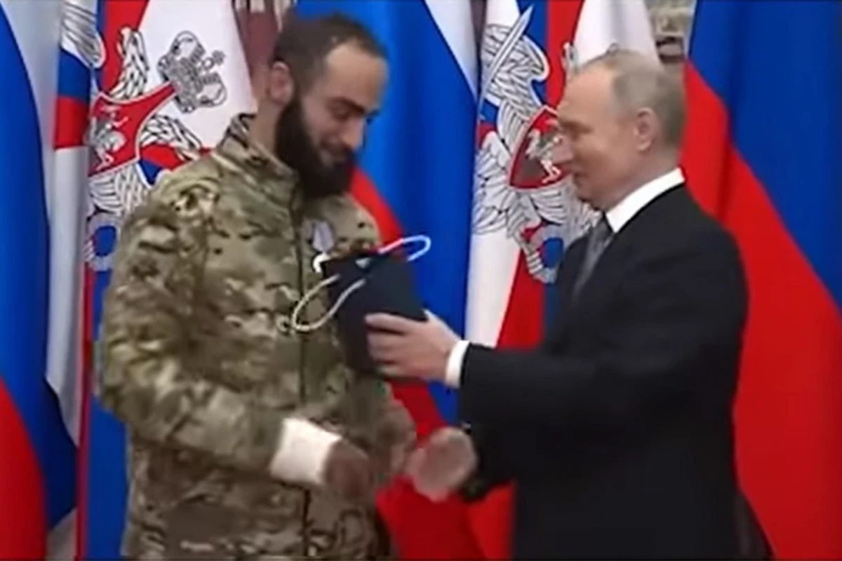 Putin erməni cinayətkarı mükafatlandırdı - VİDEO