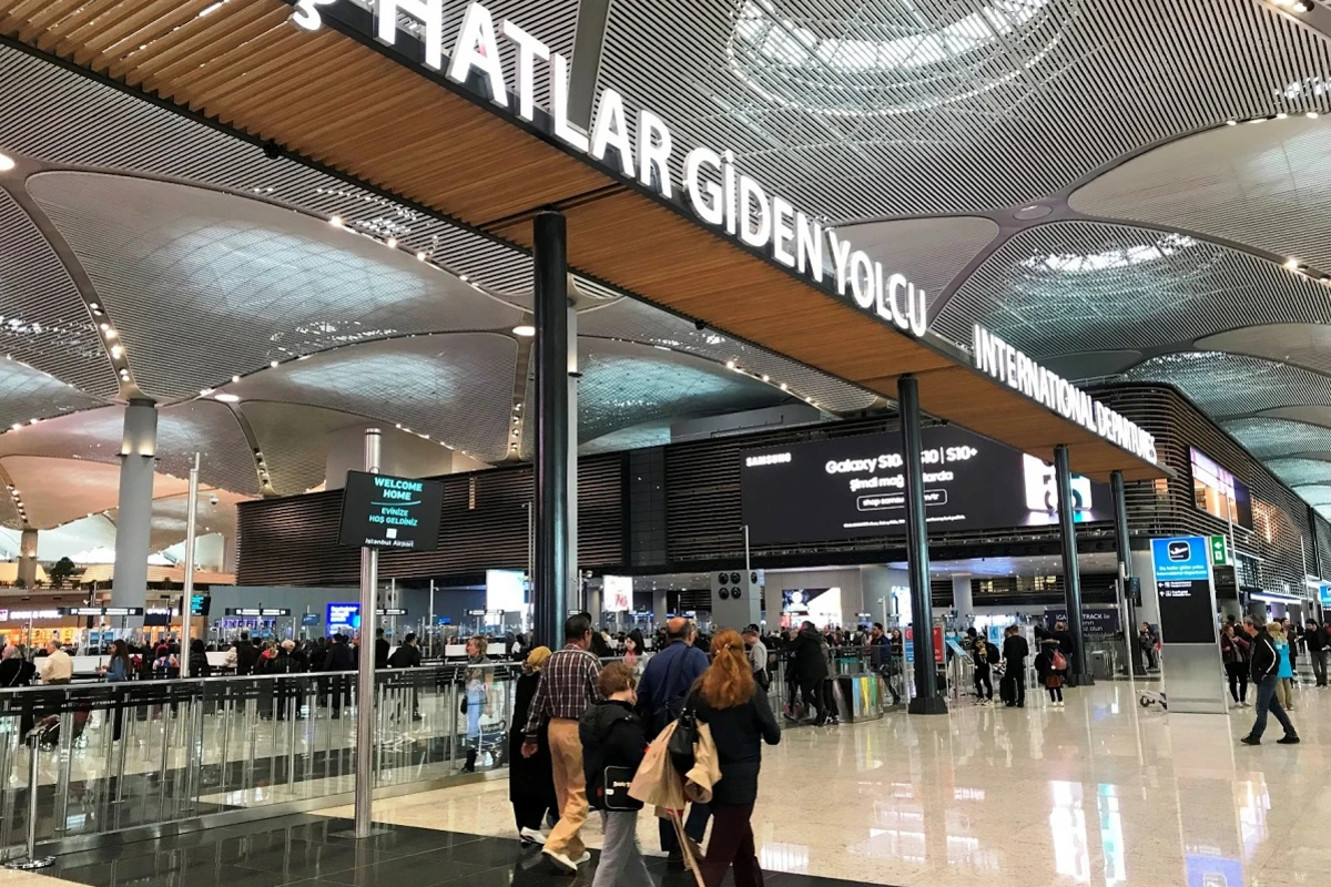 Aktrisanın aeroportda halı pisləşdi, xəstəxanaya aparıldı - FOTO