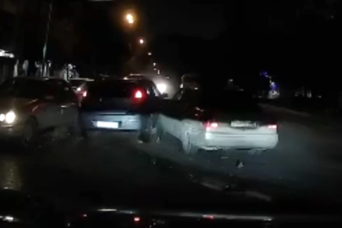 Bakıda qəza - Qırmızı işıqda keçən maşın başqa bir avtomobilə çırpıldı - ANBAAN VİDEO