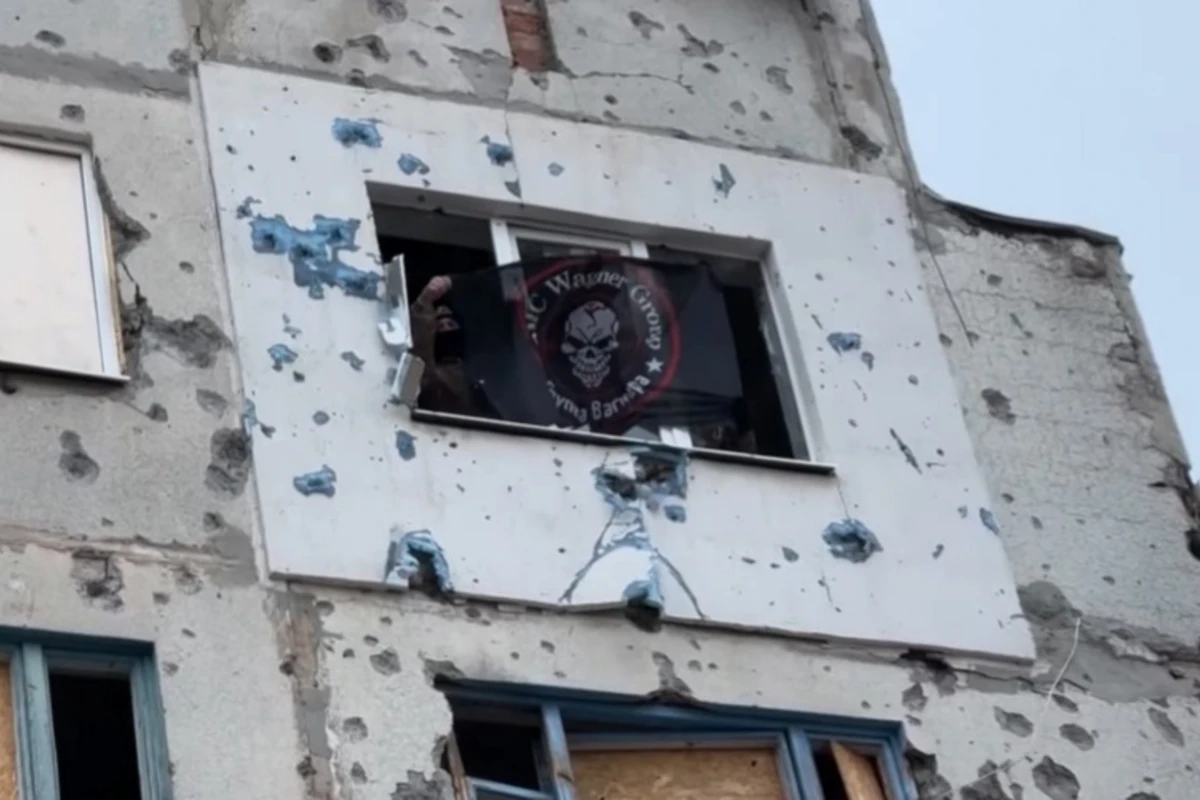 Vaqner qruplaşması Soledarda bayraq asdı - VİDEO Vaqner qruplaşması Soledarda bayraq asdı - VİDEO