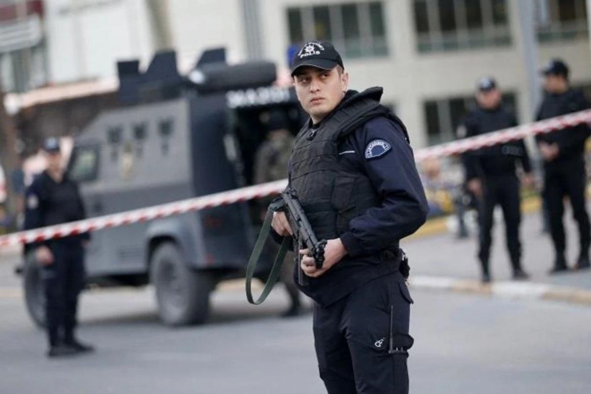 İstanbulda DƏHŞƏTLİ HADİSƏ: Körpüdə avtomobildəkilərə silahlı hücum edildi - FOTO