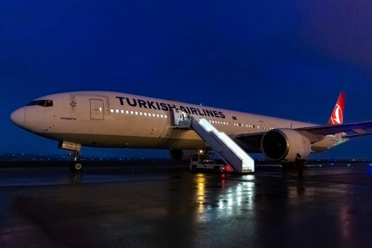 Самолет рейса по маршруту Стамбул-Токио совершил экстренную посадку в Баку - ФОТО
