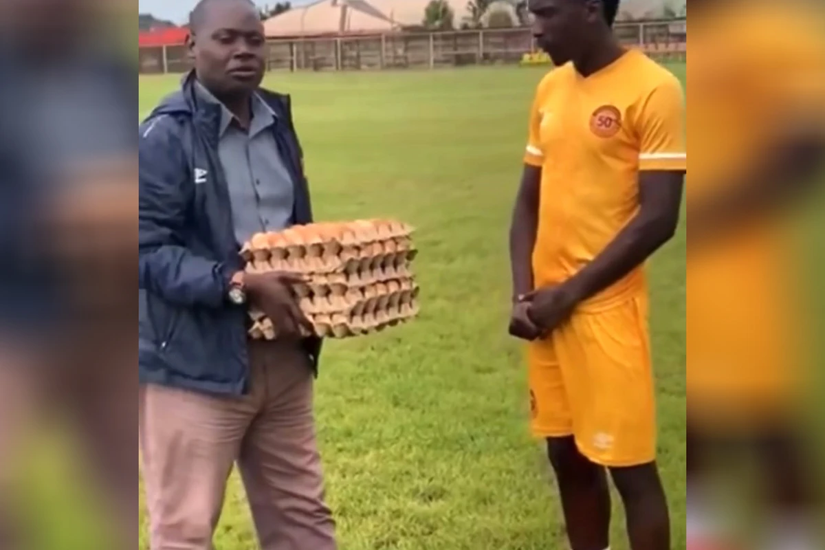 Oyunun ən yaxşısı seçilən futbolçuya 5 kletka  yumurta mükafatı verdilər - FOTO