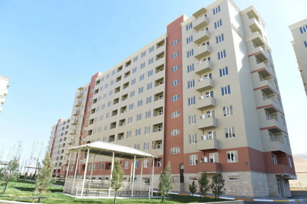 Bakıda nişanlı qız məktub yazıb özünü eyvandan atdı - FOTO