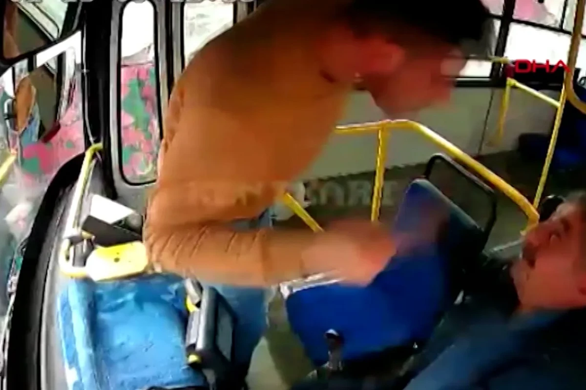 Sərnişin avtobus sürücüsünü amansızcasına döydü - ANBAAN VİDEO