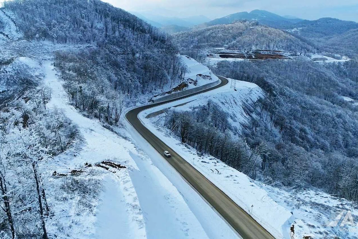 Qarlı Zəfər Yolundan görüntülər - FOTO/VİDEO