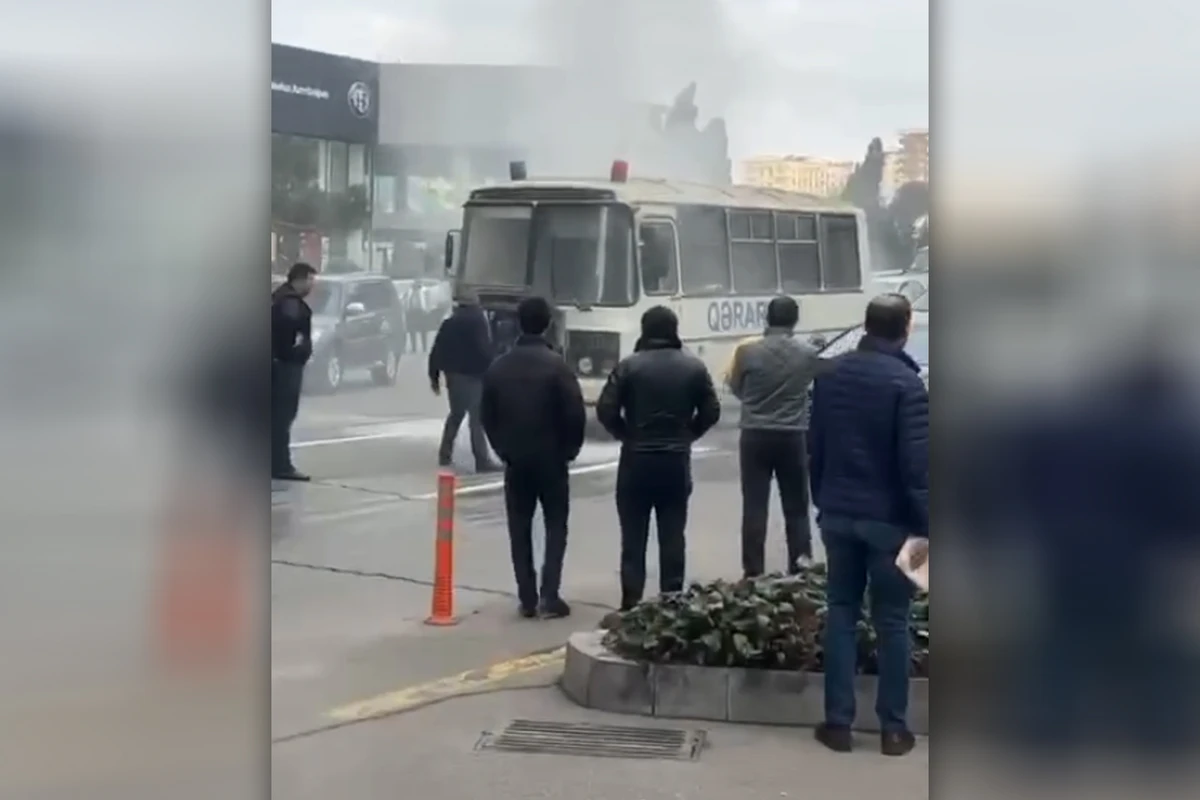В центре Баку загорелся автобус - ВИДЕО