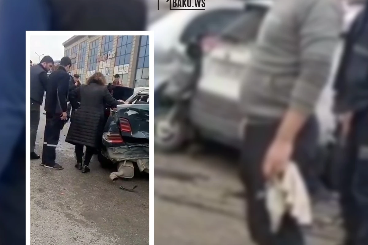 Тяжелое ДТП на трассе Баку-Сумгайыт: Mercedes врезался в машины на обочине дороги - ВИДЕО