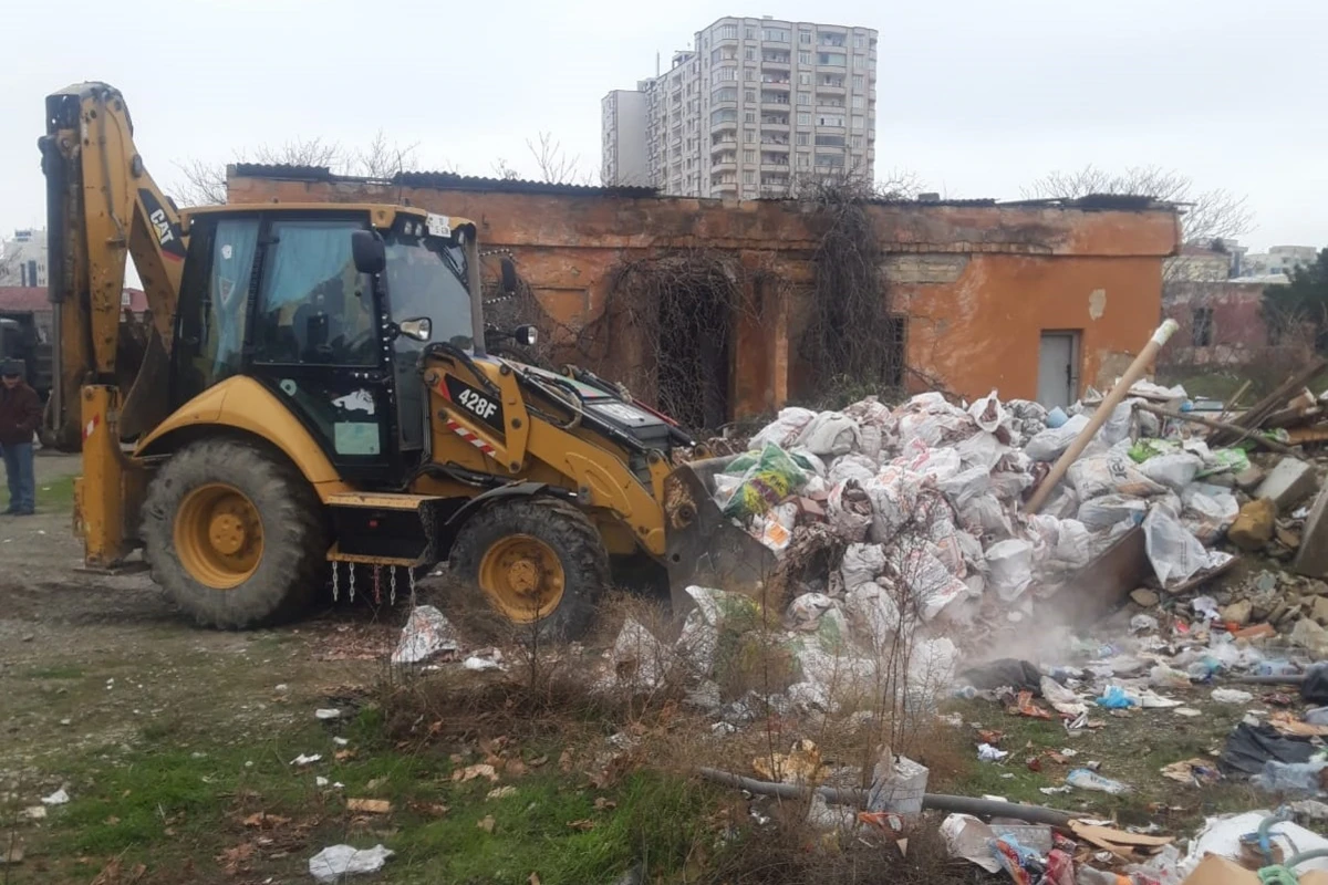 “Salyan kazarması”nın ərazisindəki “zibil poliqonu” təmizlənir - FOTO