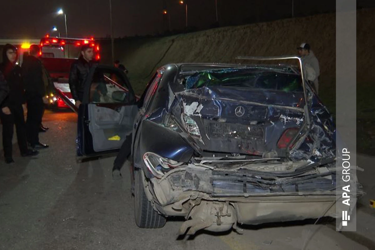 Bakıda avtobus qəza törədib, xəsarət alan var - FOTO