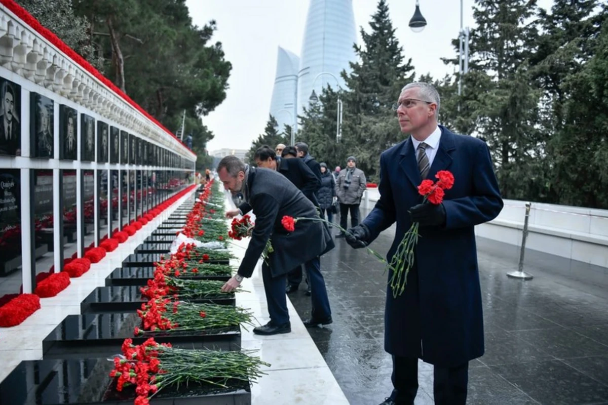 Посол Великобритании чтит память героев 20 Января - ФОТО