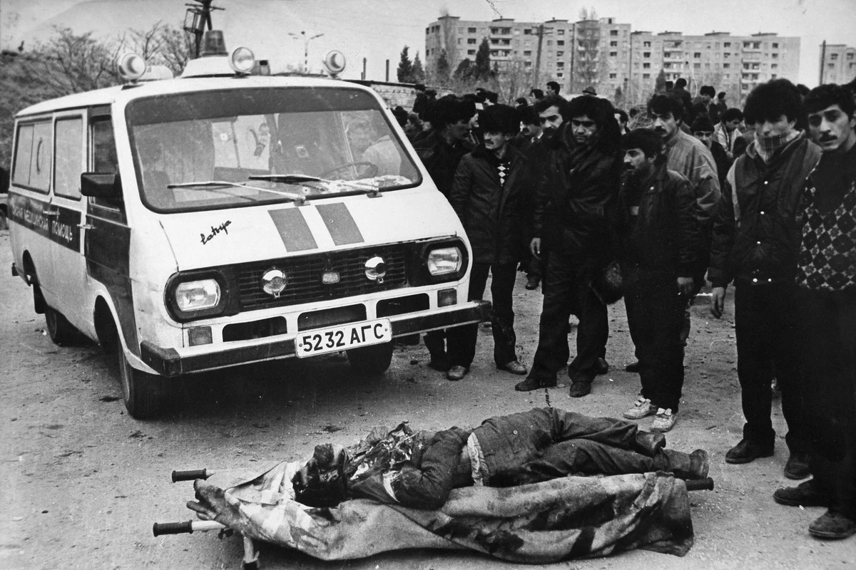 Литовский журналист: Танки давили машины скорой помощи, стреляли по окнам, убивали штыками бакинцев…