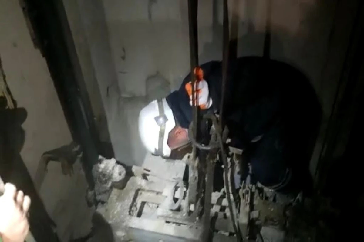 Bakıda liftdə qalanlar xilas edilib - FOTO\VİDEO