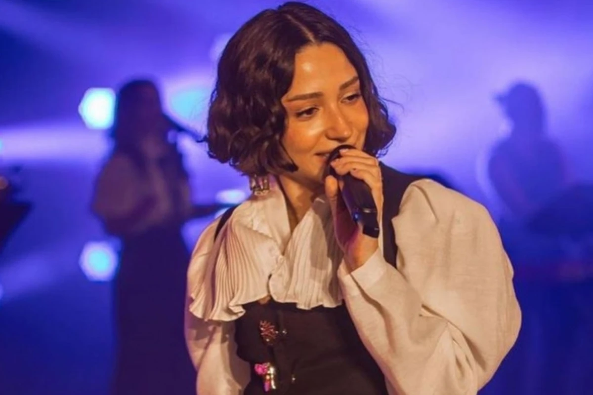 Türkiyəli müğənni Bakı konsertindən görün neçə milyon qazandı