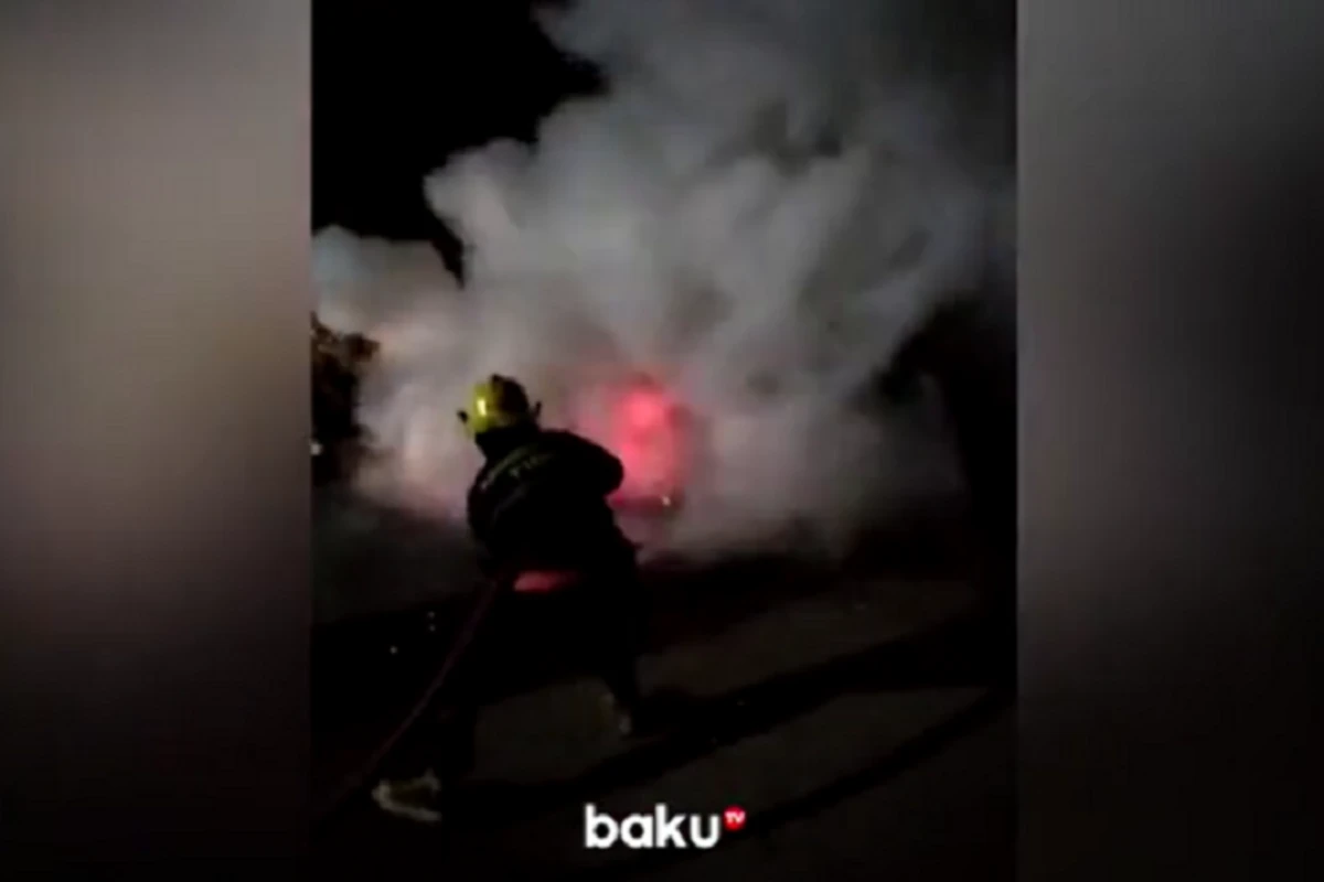 В Баку посреди дороги загорелся автомобиль - ВИДЕО