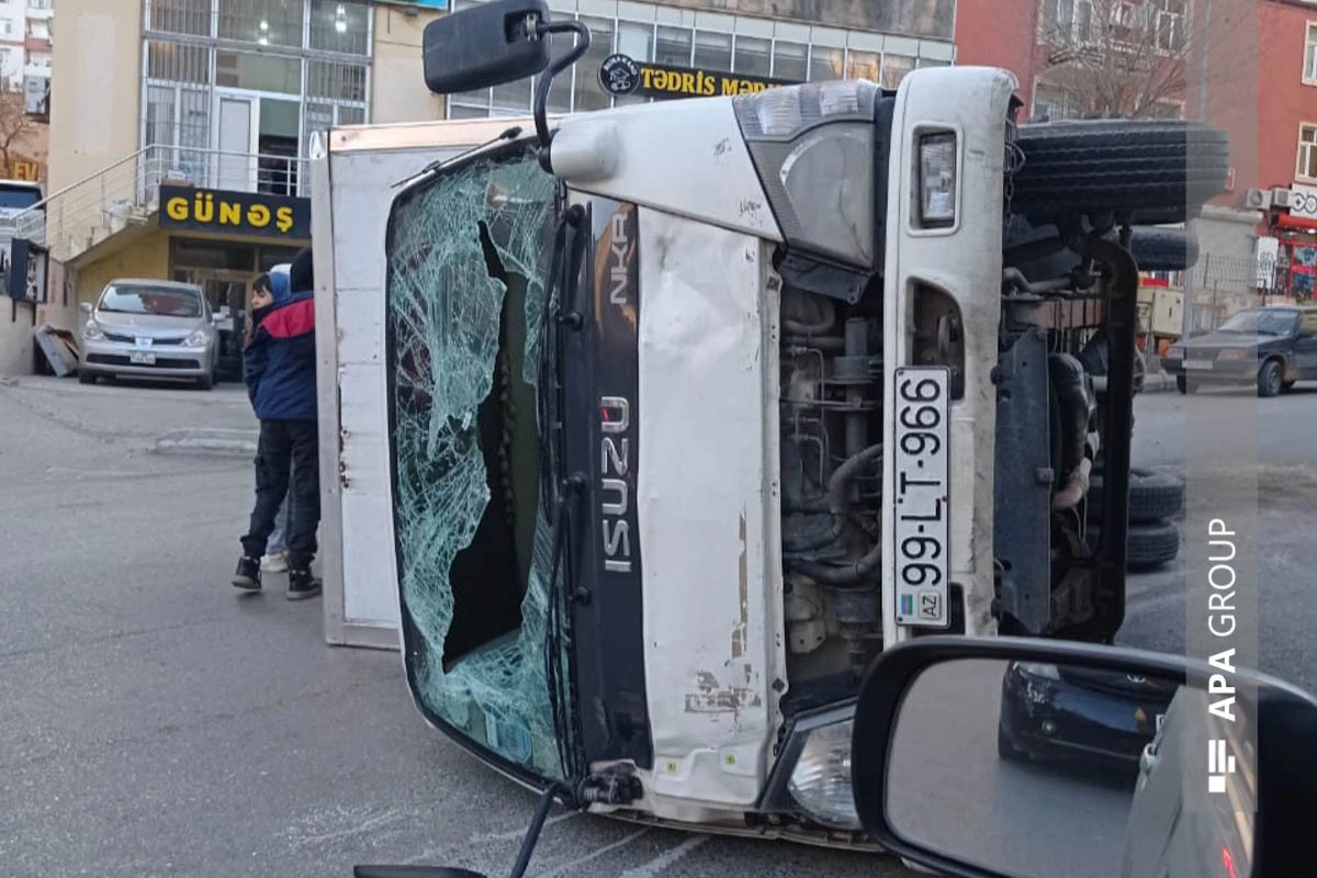 Bakıda yük avtomobili “Prius”la toqquşaraq aşdı: Xəsarət alan var - FOTO