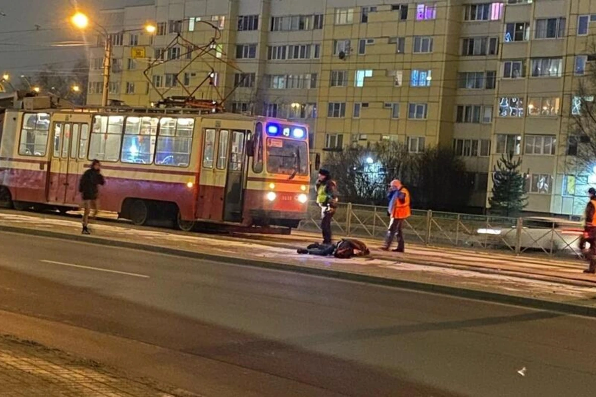 В российском городе трамвай отрезал мужчине голову - ВИДЕО