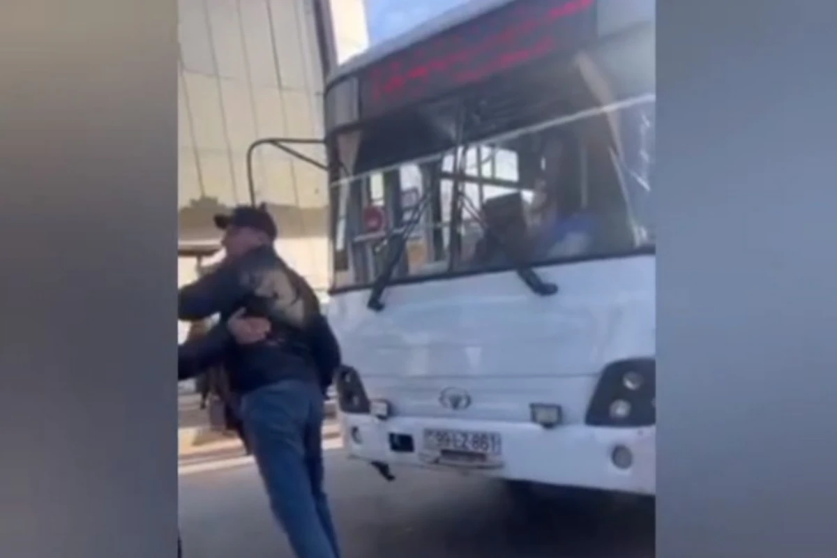 Bakıda avtobus sürücüsü ilə sərnişin arasında dava: Sürücü BNA-ya çağırıldı - VİDEO