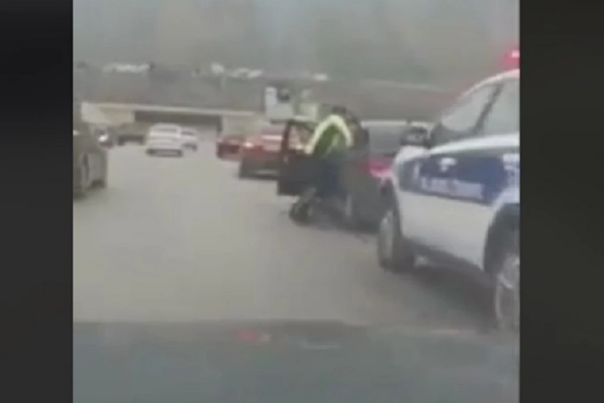 Yol polisi ilə sürücünün əlbəyaxa olması görüntüləri barədə AÇIQLAMA - VİDEO