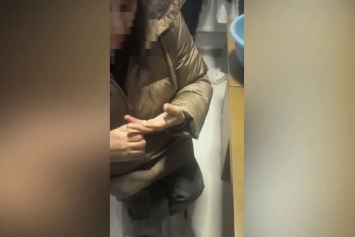 Paytaxtda qadının barmağına üzük sıxışdı: FHN çağırıldı - VİDEO Paytaxtda qadının barmağına üzük sıxışdı: FHN çağırıldı - VİDEO