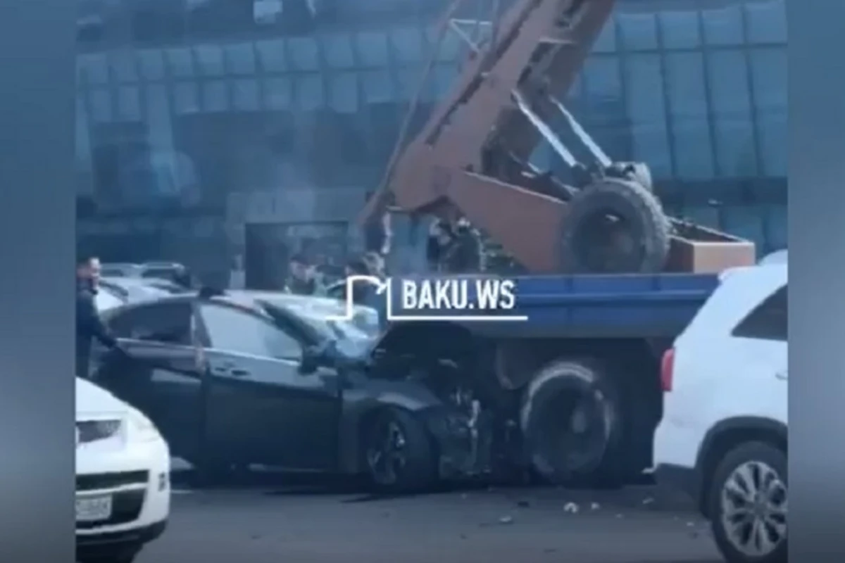Тяжелое ДТП с участием автомобиля и крана в Баку: есть пострадавшие - ВИДЕО