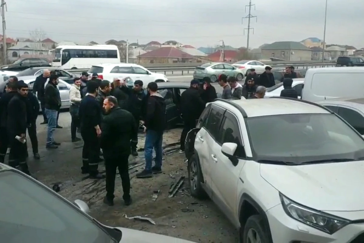 Bakıda dəhşətli zəncirvari qəza: 6 avtomobil toqquşdu - VİDEO