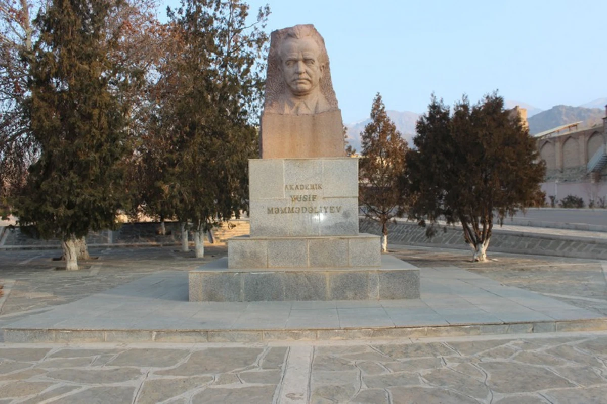 Ordubadda Yusif Məmmədəliyevin abidəsinin mərmər üzlüyü sökülüb Ordubadda Yusif Məmmədəliyevin abidəsinin mərmər üzlüyü sökülüb