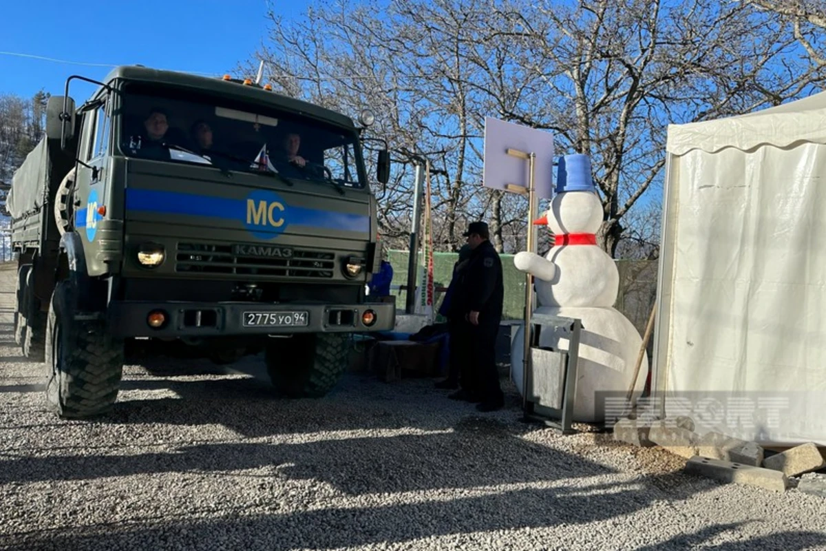 По дороге Ханкенди-Лачын беспрепятственно проехали 54 автомобиля миротворцев - ОБНОВЛЕНО + ФОТО