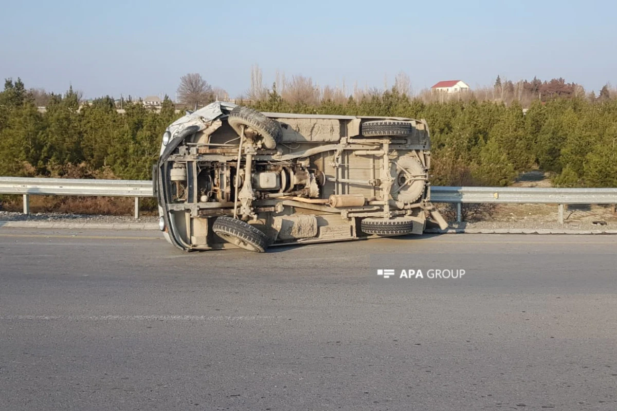 Azərbaycanda təcili yardım maşını aşıb, 5 nəfər xəsarət alıb - FOTO