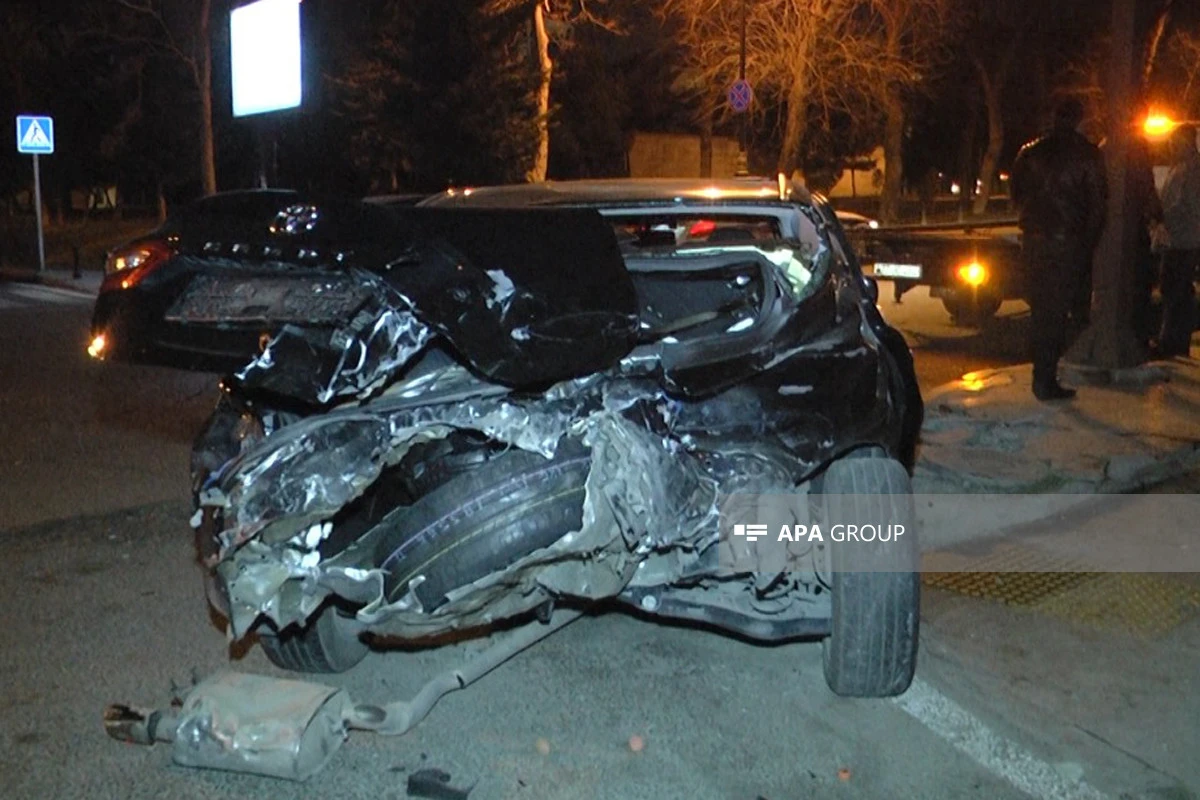 Nəsimi rayonunda iki avtomobil toqquşub, xəsarət alan var - FOTO
