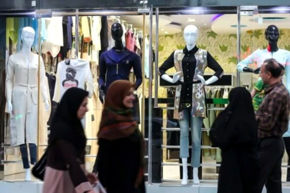 Tehranda qadın geyimləri satan mağazalar bağlandı - FOTO Tehranda qadın geyimləri satan mağazalar bağlandı - FOTO