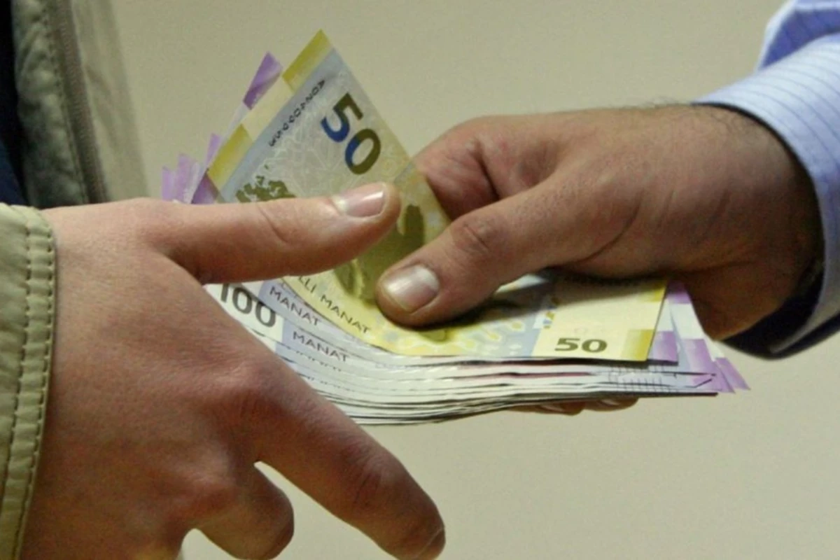 Bakıda vəzifəli şəxs rüşvət alarkən cinayət başında yaxalanıb Bakıda vəzifəli şəxs rüşvət alarkən cinayət başında yaxalanıb