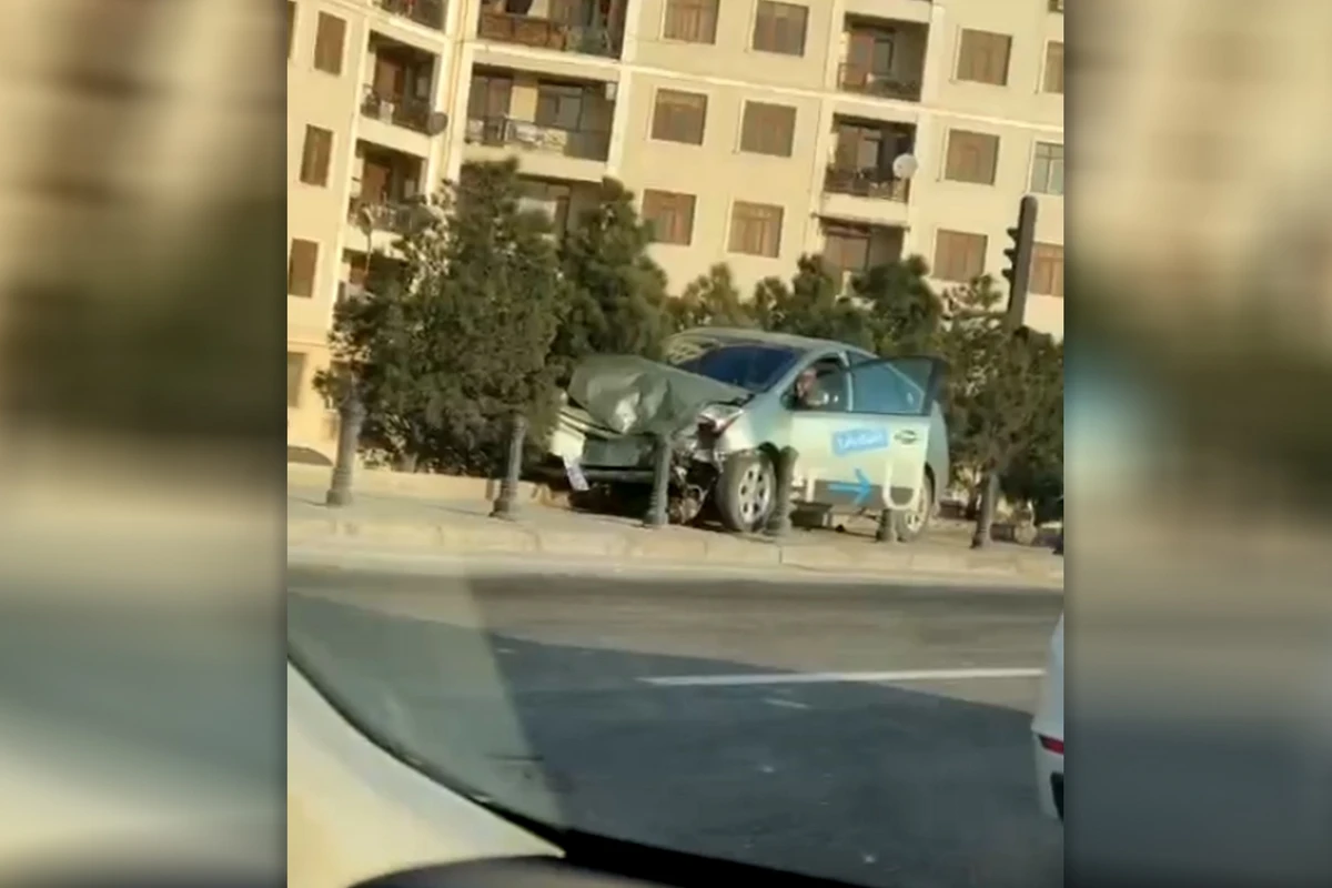 Bakıda Prius qəza törədib piyada səkisinə çıxdı - VİDEO Bakıda Prius qəza törədib piyada səkisinə çıxdı - VİDEO