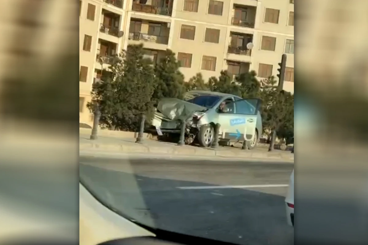 В Баку водитель Prius не справился с управлением и на большой скорости выехал на тротуар - ВИДЕО