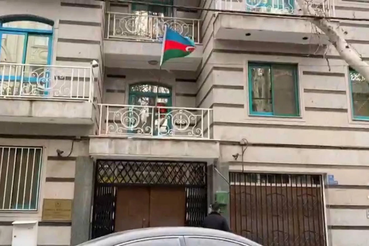 Полиция Тегерана: Нападавший проник в посольство Азербайджана с двумя детьми - ВИДЕО