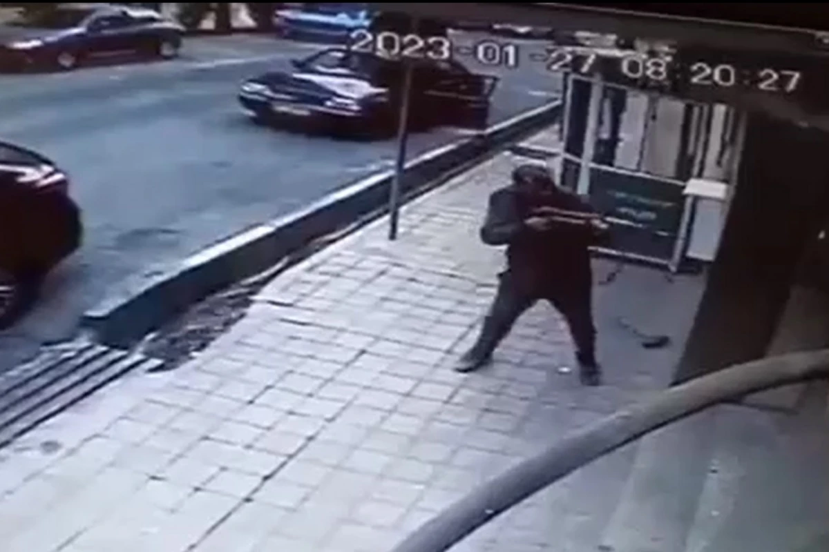 Появились новые кадры момента нападения на посольство Азербайджана в Тегеране - ВИДЕО