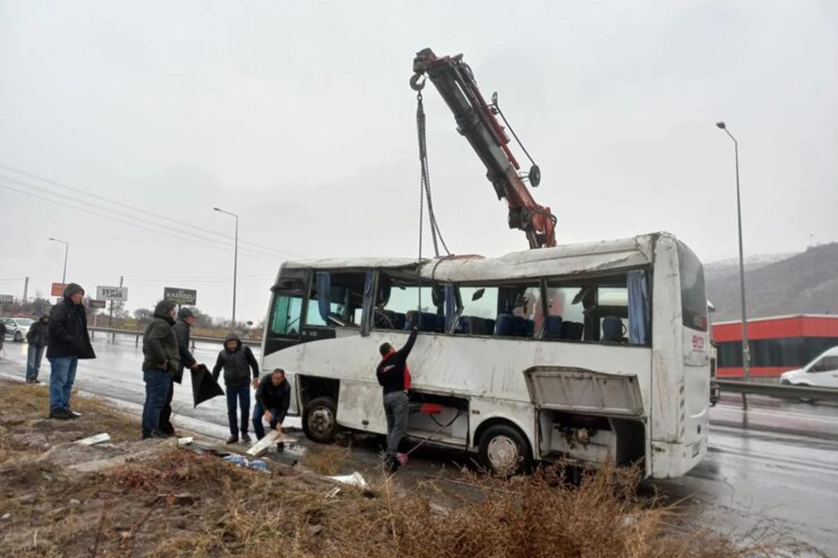 Türkiyədə avtobus qəzası: 25 nəfər yaralandı - FOTO