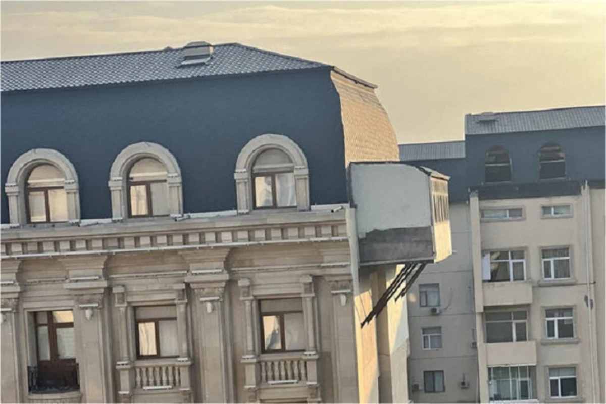 В Баку к мансарде здания пристроили дополнительный балкон - ОБНОВЛЕНО + ФОТО