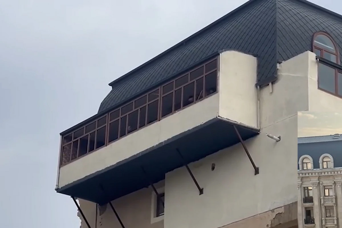 Bakıda binanın mansardında tikilən əlavə balkon sökülür - VİDEO