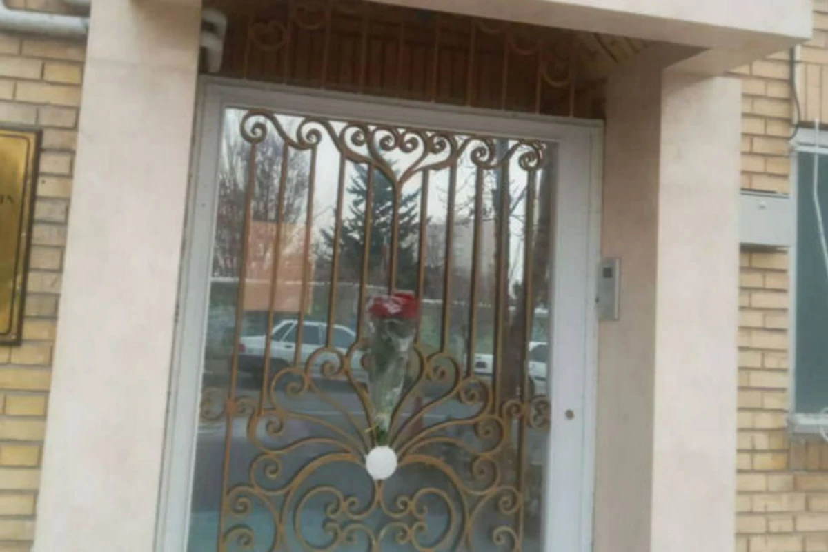 Güney azərbaycanlılar terror aktı ilə əlaqədar Təbrizdəki konsulluğumuzun önünə gül dəstəsi qoyublar - FOTO