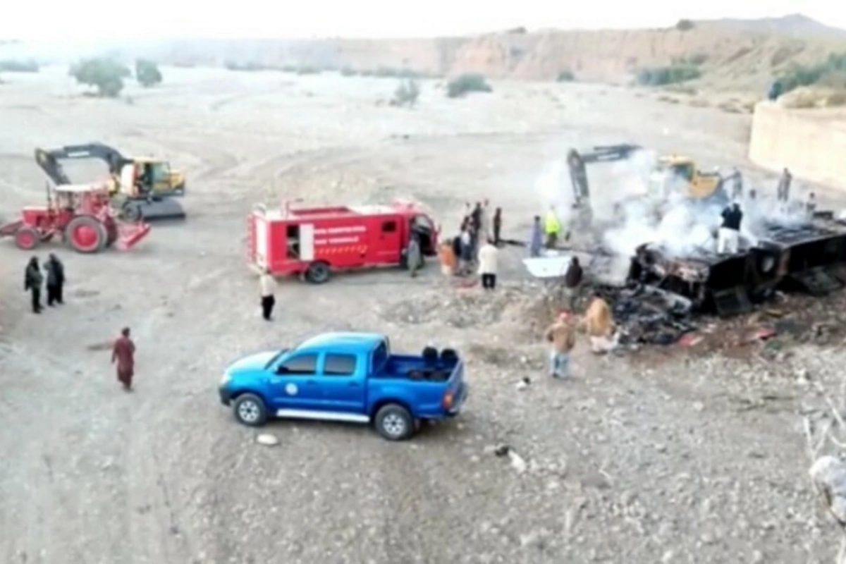 Pakistanda dəhşətli avtobus qəzası: 41 sərnişin yanaraq öldü