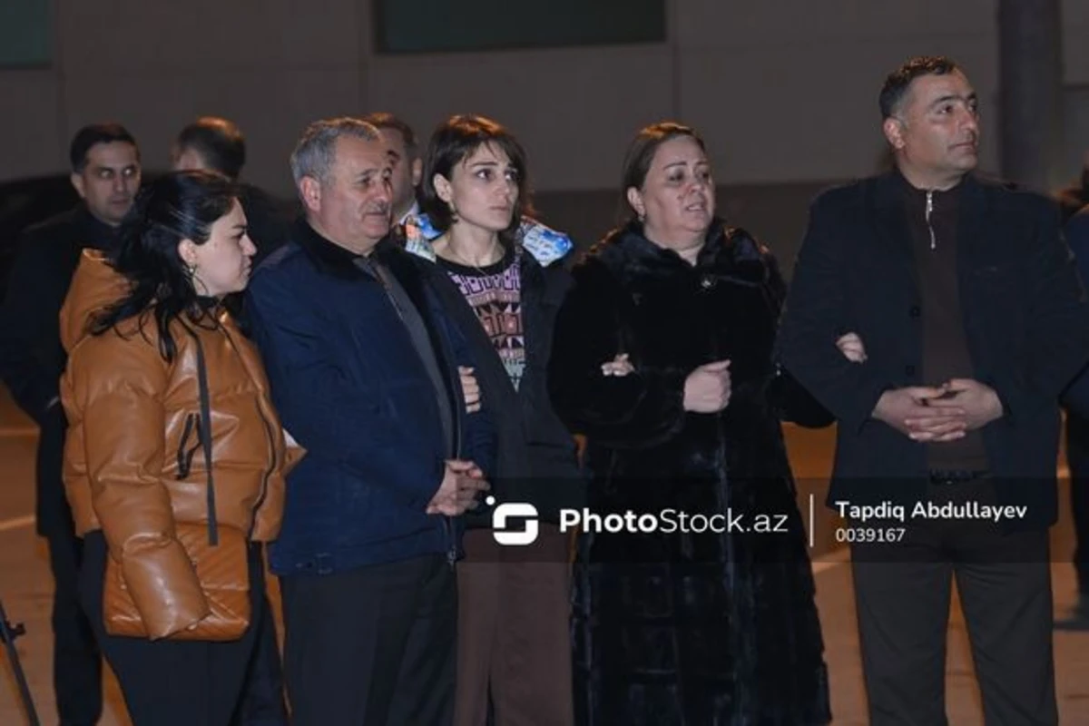 Qəhrəmanlarımızı qarşılama zamanı duyğulu anlar yaşandı - VİDEO