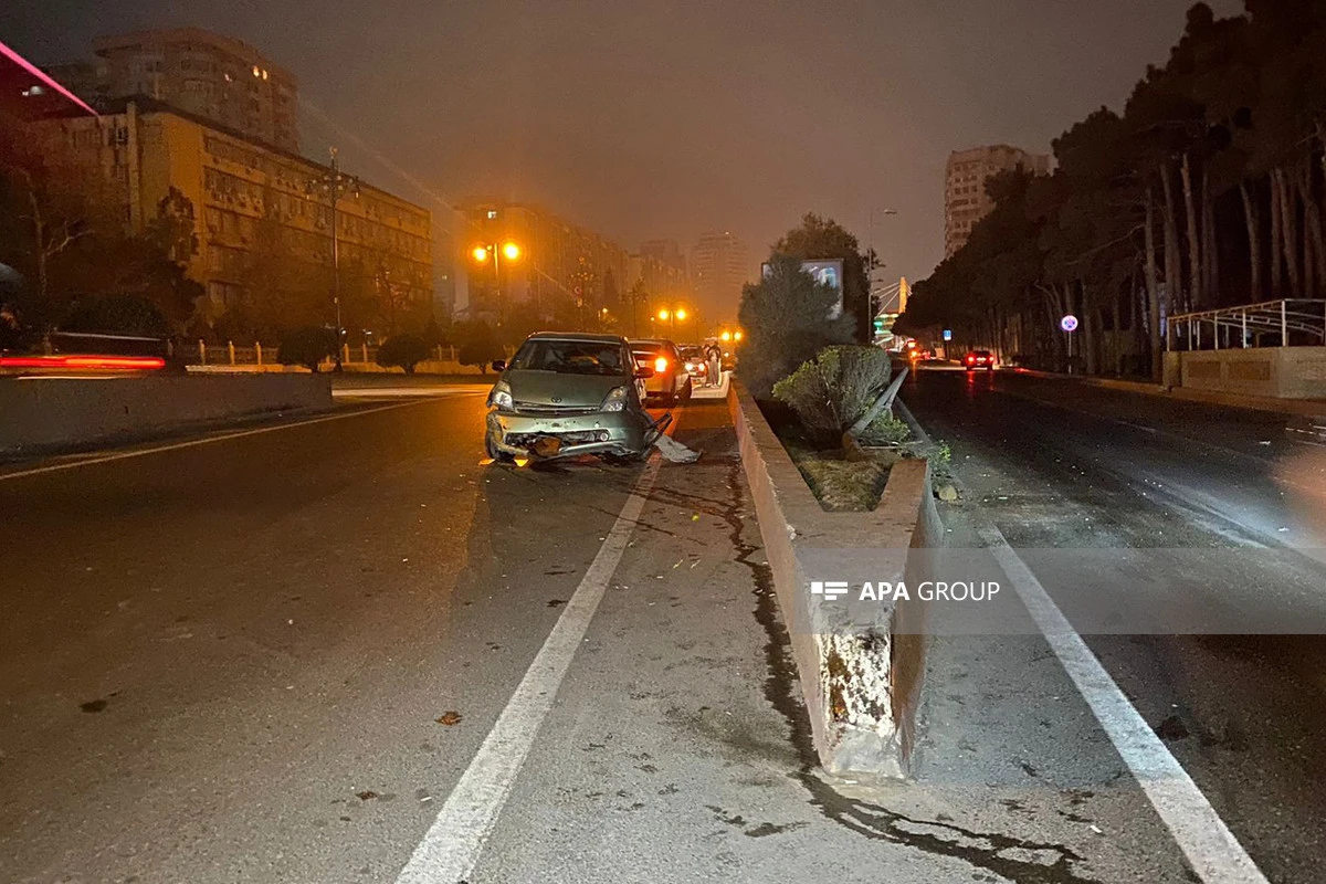 Bakıda Prius idarəetməni itirərək betona, sonra işıq dirəyinə çırpılıb - FOTO
