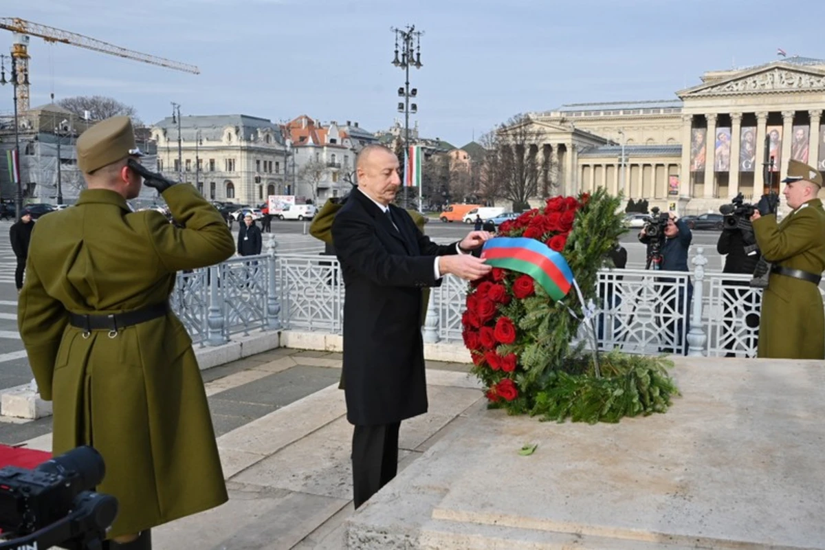 İlham Əliyev Budapeştdə naməlum əsgərin məzarını ziyarət edib - FOTO