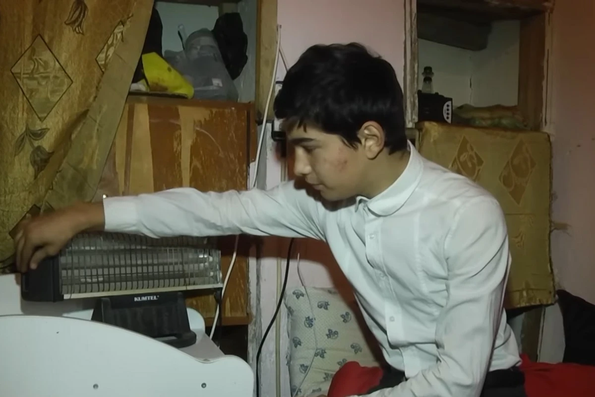 Valideynlərinin imtina etdiyi Fərid: Ofisiant işləyib, özümü dolandırmağa çalışıram - VİDEO Valideynlərinin imtina etdiyi Fərid: Ofisiant işləyib, özümü dolandırmağa çalışıram - VİDEO