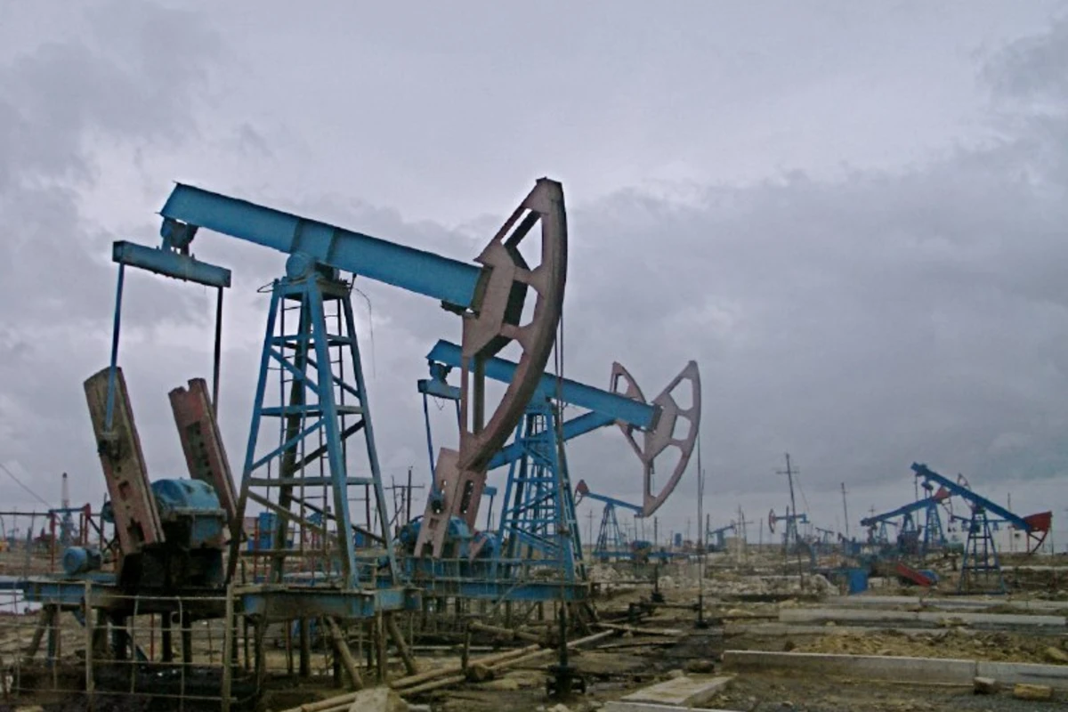 Азербайджанская нефть продолжает дешеветь