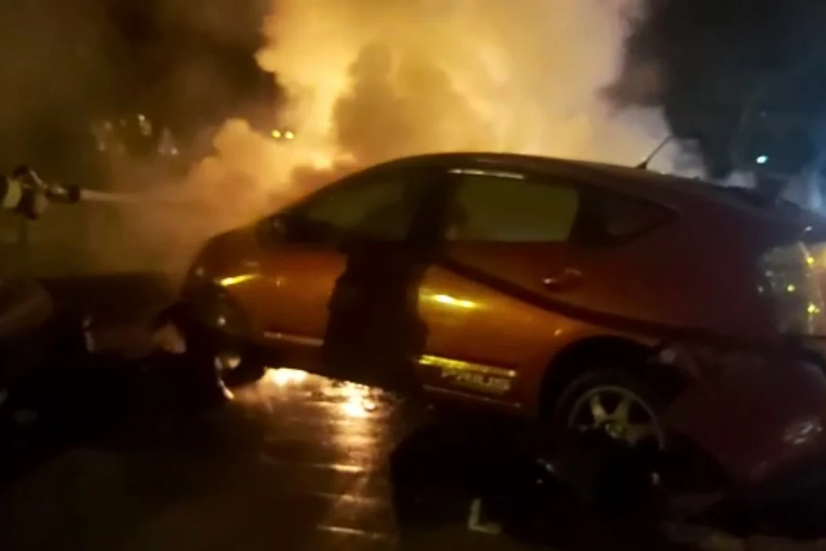 Bakıda avtomobil səkiyə çırpılaraq yanıb - FOTO/VİDEO