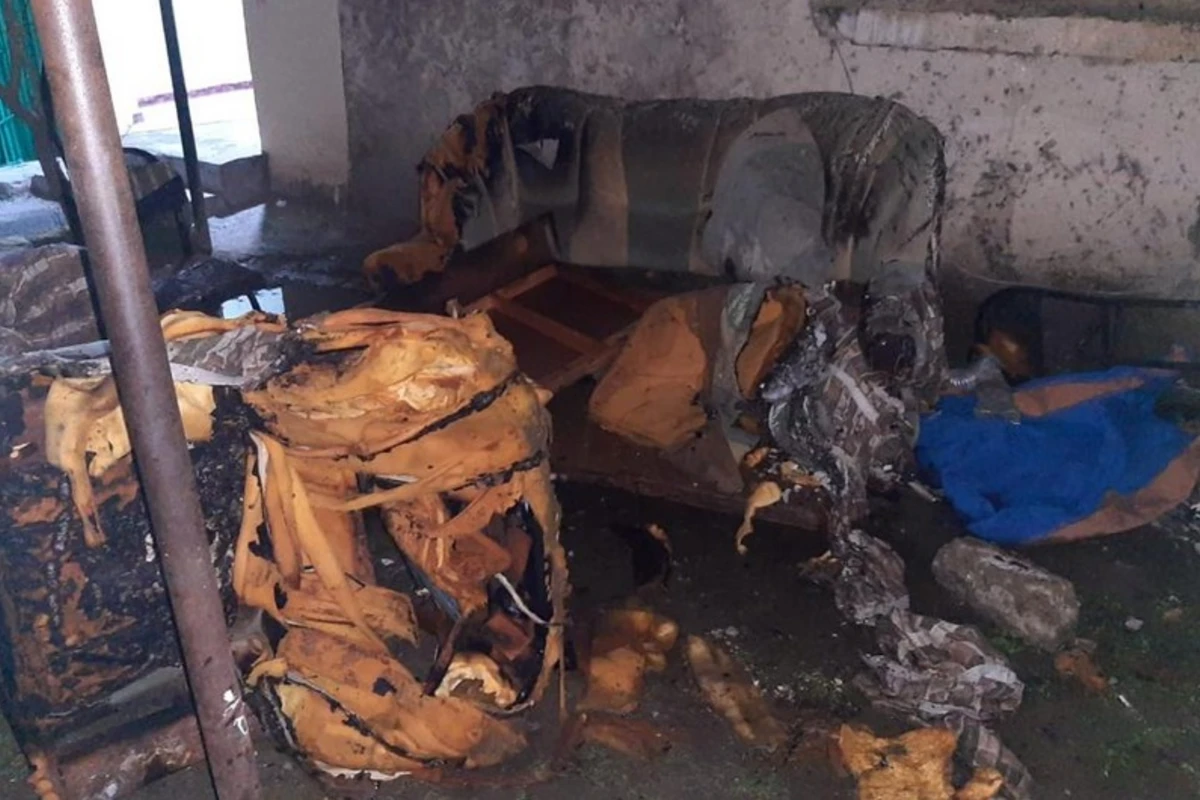 Bakıda yaşayış binasında partlayış olub: Xəsarət alan var - FOTO
