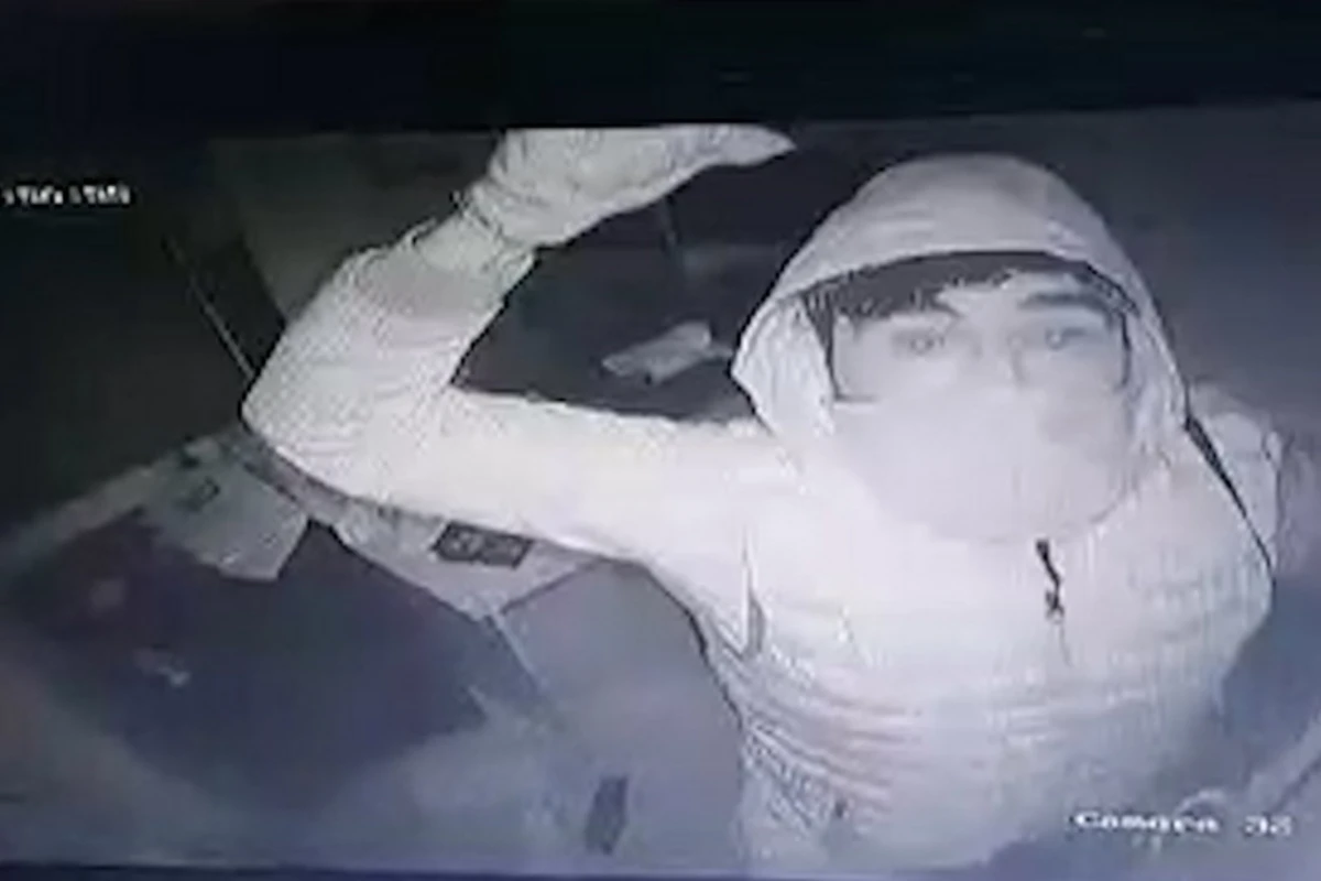 Marketdən oğurluq edən şəxsi polislər belə saxladı - FOTO/VİDEO